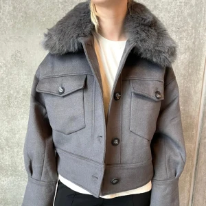 Meotinejacka - intressekoll - Säljer min gråa korta kappa i ull från Meotine (modell: Charlie jacket) med äkta blårävspäls. Aldrig använd så i perfekt skick. Har ingen bild när jag har den på då jag aldrig testat den men tar med en bild när jag har en likadan i svart så ser man hur den sitter. Nypris: 3000kr