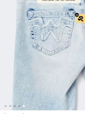 Ljusblå bootcut jeans från Wrangler - Säljer ett par ljusblå bootcut jeans från Gina tricot. Säljer för att jag knappt använder dom. Använda få gånger och så gott som nya.