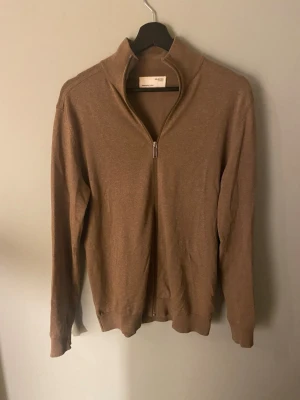 Brun ziptröja från Selected Homme - Snygg brun ziptröja från Selected Homme. Storlek S. Helt ny aldrig använd. Nypris 800kr Hör av dig vid fler frågor eller funderingar! 