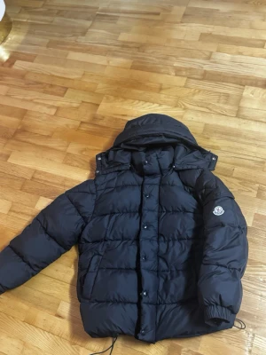 Svart dunjacka från Moncler !!SÖKER BYTEN!! - SÖKER BYTEN !!!!!!!