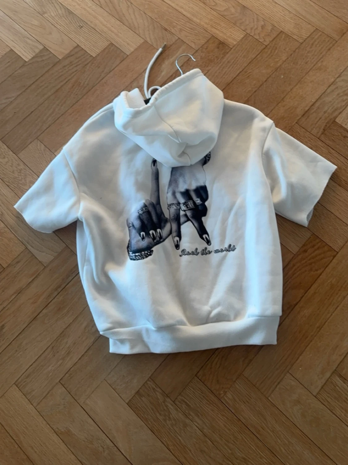 Vit hoodie med kort ärm och tryck