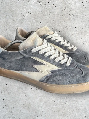 Moa Concept Skor - Limited edition skor frön Moa Concept | 8/10 skick | nypris 2700 (limited edtion som är slutsålda) | storlek 44 box ingår | skriv vid frågor