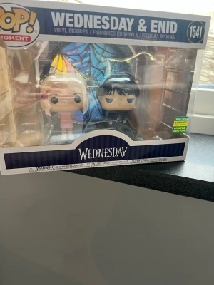 Funko Pop! Wednesday & Enid  - Säljer en Funko Pop! vinylfigur-set med Wednesday och Enid från serien Wednesday. Figuren är en Summer Convention Limited Edition och kommer i originalförpackning. Perfekt för samlare eller fans av serien. Nytt och fint skick!