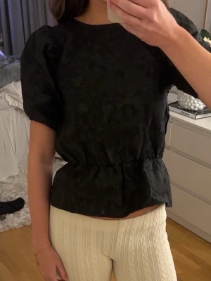 Svart blus med puffärm - Så fin topp köpt här på plick och ingen lapp men skulle säga att det är xs 
