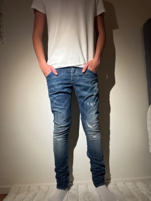 Dondup  jeans  - Jeans från dondup. Riktigt snygga färg och goa slitningar. Endast orginella slitningar så jeansen är i riktigt bra skick. Storlek 30