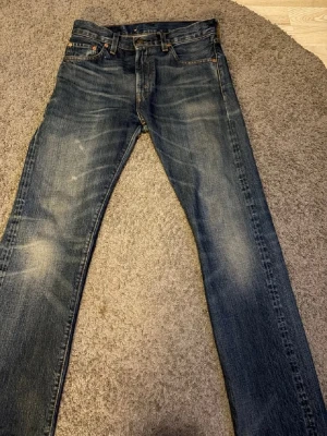 Levi's 505 - Klassiska blå jeans från Levi's med rak passform och snygga slitningar på framsidan och baksidan. Modellen är 505 längd 29/32 och dry selvage, de är i mycket fint skick inga defekter eller liknande hör av er vid frågor eller funderingar priset går att diskutera!!