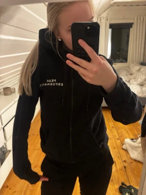 peak performance zip up - är från herr-avdelningen men sitter superfint på mig som tjej också! nypris: 980kr