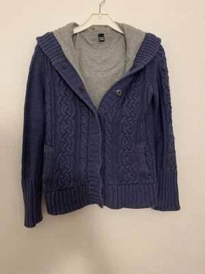 Fodrad cardigan  - Hej nu säljer vi denna grymt feta Pimkie fodrade cardigan i en stilren marinblå färg som lätt gör att klä sig bra i. Skicket 9/10 inga defekter. Storleken: M. Bröstlängd: 40cm. Midjalängd: 40cm. Längd:55cm. Armlängd:52cm. För fler frågor hör gärna av er så hörs vi!