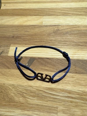 Valentino armband - Säljer detta nya armband i nyskick, du kan justera det själv genom att ta bort en av knutarna och anpassa det utifrån din handled, säljs ej längre och riktigt snyggt, vid frågor är det bara att höra av sig mvh br( vill ha de för 349) mvh br✌🏽