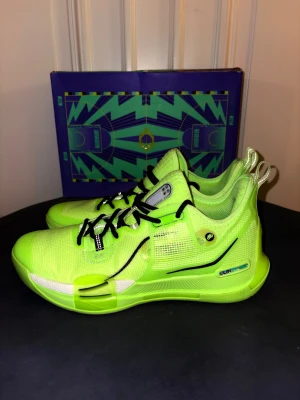 361° burning force iso - Säljer ett par basket skor i storlek 42. Knappt använda. Sko kartongen har dock några skador men inte jätte farligt. 