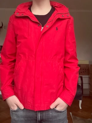 Ralph Lauren jacka - En schysst lite tunnare jacka från Ralph Lauren. Det är typ en windbreaker så den passar perfekt till våren. Storlek skulle jag säga passar 155-170. Om du har frågor är det bara och skriva och priset är inte helt fast.