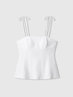 Vit korsettopp med knytband - Snygg vit korsettopp med smala axelband som knyts på axlarna endast testad säljer då den är för liten. Toppen har en figurnära passform och markerade sömmar framtill för en trendig look. Perfekt att styla med jeans eller kjol för en clean och chic vibe.