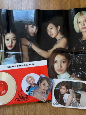 IVE 3rd Single Album After Like - Säljer IVE:s tredje singelalbum 'After Like' med röd och vit omslag. Ingår CD, fotobok, poster och flera fotokort med medlemmarna. Perfekt för dig som samlar på K-pop och vill ha exklusiva bilder och material från gruppen. Skriv gärna om ni har frågor eller vill ha fler bilder.