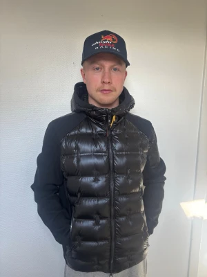 Svart pufferjacka med huva - Parajumper jacka storlek M på riktigt använd max två gånger då jag köpte den på vintern och va för kall att använda då nypris 5,5k