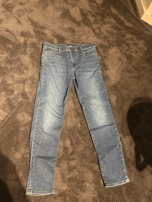 Mörk blåa Ralph lauren jeans - Säljer ett par klassiska blå slim fit jeans i stretchigt denimtyg. Jeansen har fem fickor, normalhög midja och smala ben. Perfekta för dig som gillar en enkel och stilren look. Passar till det mesta och är riktigt bekväma. Passar dig som är 170-178