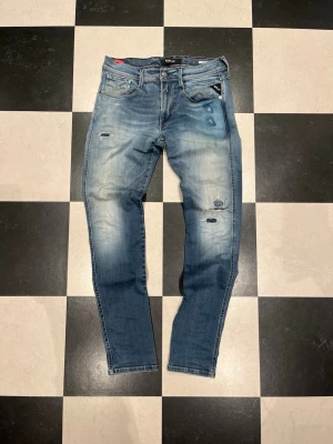 Replay Anbass w31 - Replay anbass Jeans med riktigt feta slitningar och design. Hör gärna av er mad frågor!😇