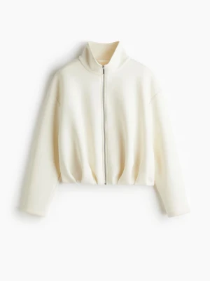 Jacka i Scuba  - Snygg vit ziptröja med hög krage och avslappnad passform. Tröjan har långa ärmar och dragkedja framtill, perfekt för lager-på-lager. Tillverkad i ett mjukt material som känns skönt mot huden. Jätte populär och slutsåld på hemsidan, ny med prislapp. L men passar mig som har S