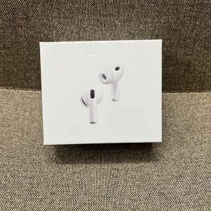 Apple AirPods Pro 3  -  ✨ Helt nya Apple AirPods Pro 3- aldrig  öppnade och fortfarande i originalförpackning! 🎧 Få bästa ljudupplevelsen med aktiv brusreducering, Transparency-läge och alla smarta funktioner direkt från Apple 🍏. Perfekta för musik, podcasts eller film, och en grym uppgradering om du vill ha premiumkvalitet utan att betala fullt pris 💎. Snabb leverans och redo att skickas direkt! 📦(Endast 699kr!)