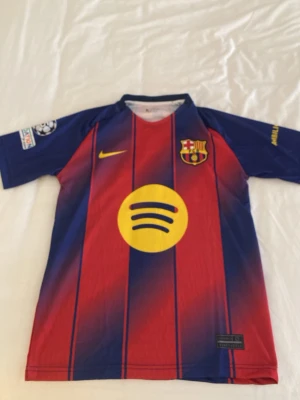 Barcelona Raphinha kit - Håller på med en stor rensning på fotbollskläder i ur min garderob, så säljer detta snygga Barca kit med Raphinha på. Tröja plus shorts. Riktigt fin och bra till sommaren. Använd fåtal gånger.