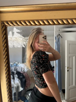 Svart blommig topp - Snygg svart topp med blommigt mönster🩷för liten för mig men i bra skick🫶🏻köpare står för frakt 