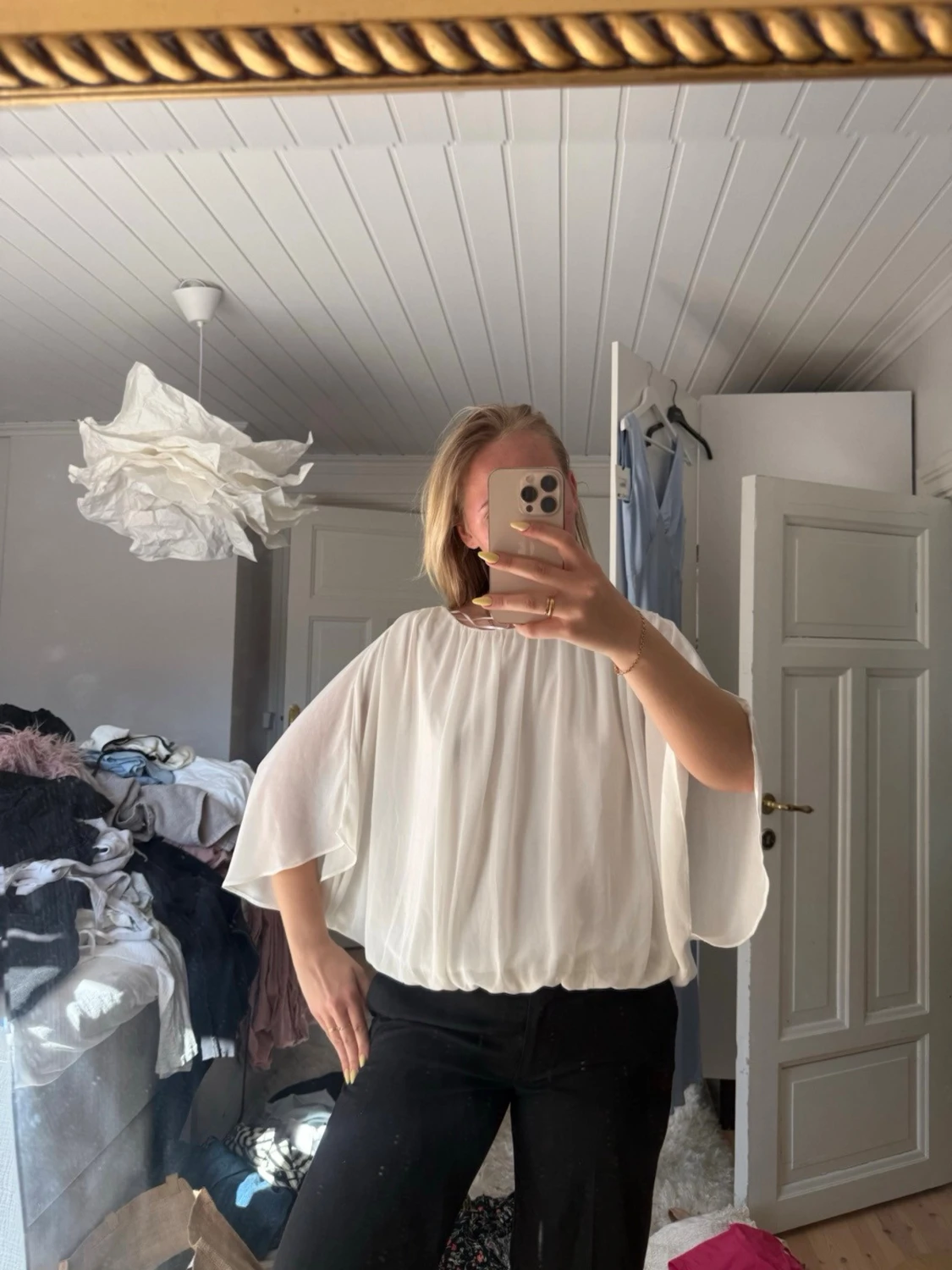 Vit vid blus med trekvartsärm