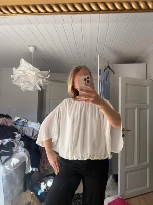 Vit vid blus med trekvartsärm - Säljer den vita blus🩷köpare står för frakt 