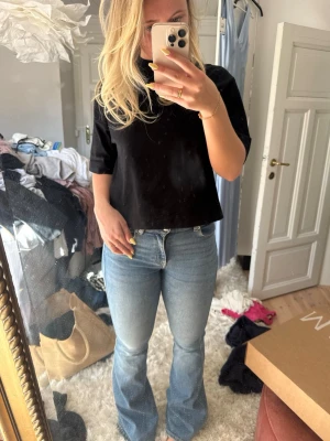 Ljusblå bootcut jeans - Säljer ett par ljusblå bootcut jeans med mid/låg midja då dem är för små för mig🫶🏻köpare står för frakt!