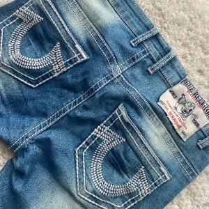 True Religion Jeans - Säljer mina trueys då dem ej kommer till användning. Toppen skick!  storlek: 32. De har en smalare bootcut passform 😊