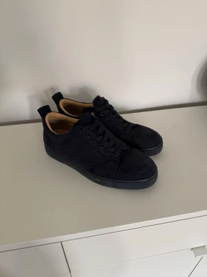 Mörkblå mockasneakers med beige foder - Stilrena mörkblå sneakers i mocka med matchande mörkblå snören och sula. Insidan är fodrad i beige läderimitation för extra komfort. Klassisk låg modell med diskret design som passar till det mesta.