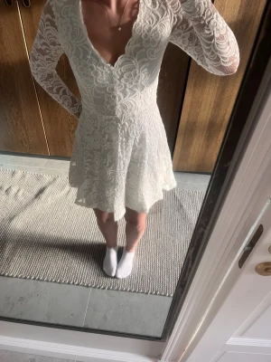 Vit Klänning - Säljer en vit konfirmations klänning ifrån Bubbleroom i st S. Är endast använd en gång! Skriv för fler bilder!💗