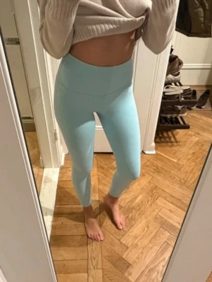 Lululemon tights - Såå snygga tränings-tights från Lululemon!! I superbra skick, inga defekter. Jättenajs material o färg, i storlek S🩵🩵