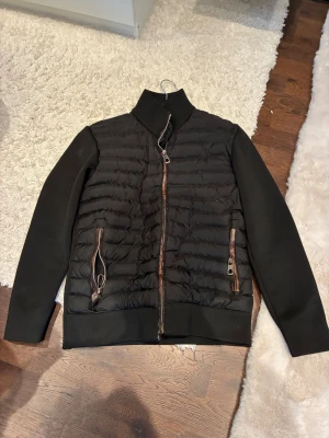 Moncler cardigan svart - Bra Moncler cardigan. Den är snygg passar bra till alla killar och men säljer den för behöver pengar 