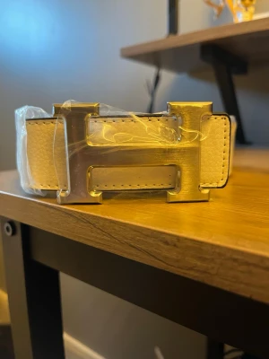 Her-mes bälte med armband  - Hej, säljer en riktigt snygg och helt ny bälte, den är oanvänd och armbandet i bilden ingår. Storleken står på 110cm!