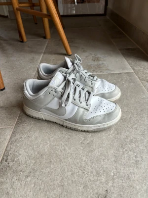 Nike Dunk Low vita och grå sneakers - Nike Dunk Low sneakers i vitt och ljusgrått storlek 40. Sparsamt använda. 