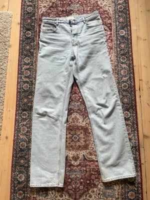 Ljusblå jeans suitsupply - Ljusblå jeans från suitsupply med en högmidja och rak passform. Storlek 31/34. Har använts flitigt, men är fortfarande i väldigt bra skick!
