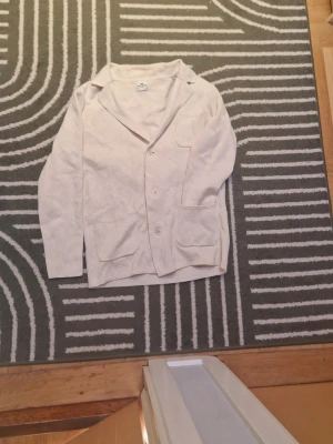 John henric cardigan - Riktigt fet beige vit cardigan från john henric. 100% bomull. Modell är 172 cm väger 60 kg och sitter lite stort på mig. Den är storlek S men passr mer som M. Använt bara ett fåtal gånger. Hör av gärna av vid fler frågor!