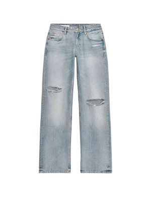 Ljusblå jeans med slitningar - Säljer ett par ljusblå jeans. Jeansen har klassisk femficksmodell och hög midja. Perfekta för en avslappnad och trendig look.