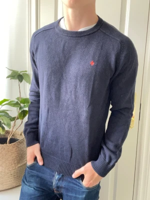 Morris stickad tröja L - Morris stickad tröja L, Inga defekter! Modellen i bilderna är 180 cm 75 kg och bär Storlek L , Kom med frågor! 🌟 (Kan gå ned i pris vid köp av paket 😉) 