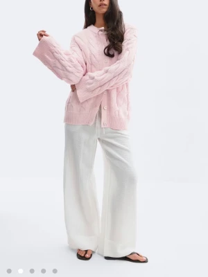 Ljusrosa kabelstickad kofta - Säljer denna supersöta koftan från Gina. Slut i denna storleken på hemsidan! I princip helt ny, säljer pga att jag inte gillade hur den sitter på mig🥰💗💗