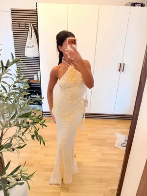 Bella Barnett klänning - Säljer min helt nya ljusgula bella barnett klänning, den har bara provats och har lapp och orginalförpackning med. Sitter så fint och passar perfekt till alla festligheter nu i sommar💛Pris kan diskuteras!