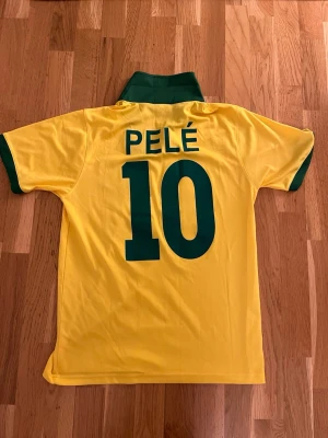 Pelé matchtröja - En Brasilien matchtröja med Pelé på ryggen, skön för sommaren. Lite större och slapp i materialet. Priset är inte hugget i sten! 