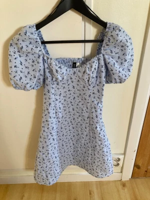 Fin sommarklänning från H&M!  - Blå mönstrad kort sommarklänning i storlek xxs  från H&M. Jag har använt den någon enstaka gång så den är som ny! 