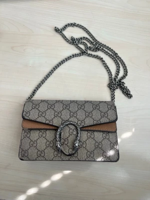 Liten väska - Liten , mycket mildare färg än på bilden