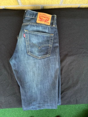 Levi's 511 - Säljer ett par klassiska blå Levi's 511 jeans med raka ben. Storlek 31/32. Hör av dig vid frågor!