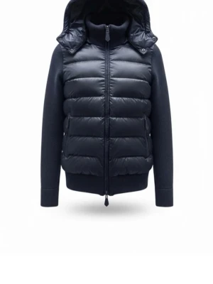 Mörkblå pufferjacka med huva - Snygg mörkblå pufferjacka med avtagbar huva och quiltad front i glansigt material.  Jackan är från märket Cevior