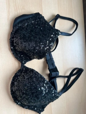 glittrig bikini calzedonia  - Snygg svart bikini med glittriga paljetter på kuporna och dubbla axelband för extra detalj. Jätte snygg och populär. Stl 75B, pris kan diskuteras. 