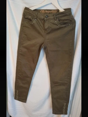 Jeans - Desigual gröna jeans i storlek 40, 7/8 längd. Fint skick.