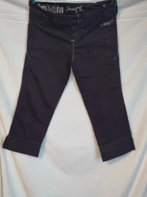 Byxor - Svarta 3/4 byxor i storlek 36 från Desigual. Fint skick.