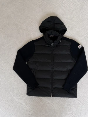 Moncler Cardigan - Säljer en ikonisk Cardigan i klassiskt svart.  Detaljer: * Skick: Helt Ny * Storlek: S/M Övrigt: * Nypris: ca 9 500 - 10 500 kr. * Autentisk (se bilder på QR-kod/taggar). * Skickas spårbart och försäkrat via plick. Passa på att fynda plagg som aldrig går ur tiden! Hör gärna av dig vid frågor eller för fler bilder. 