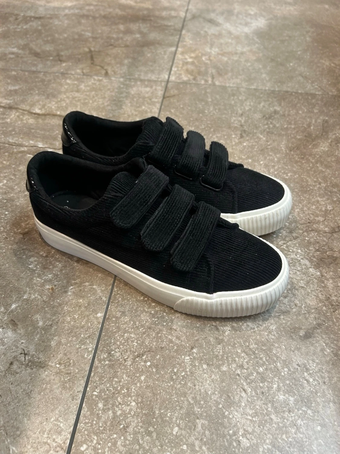 Svarta sneakers med kardborreband från even&odd 